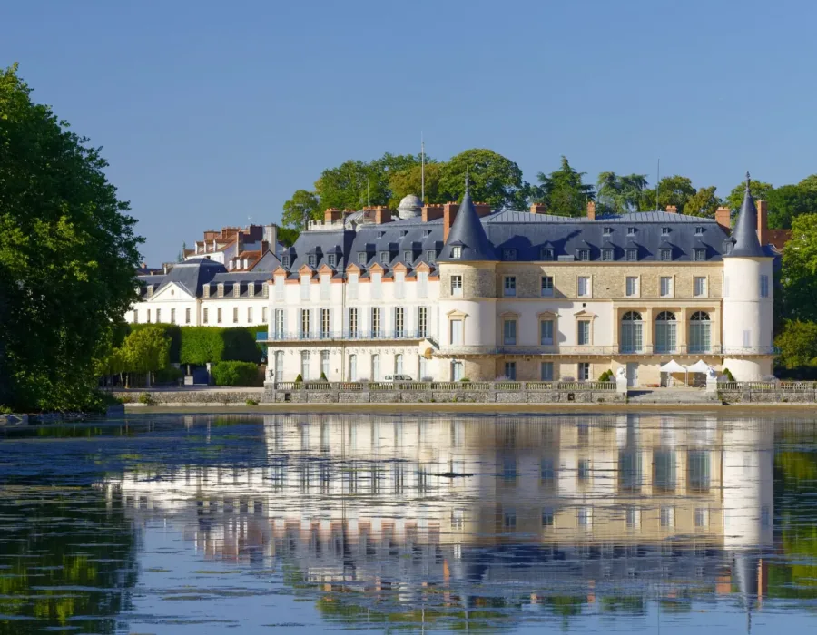 Le château de Rambouillet se reflétant dans l'eau