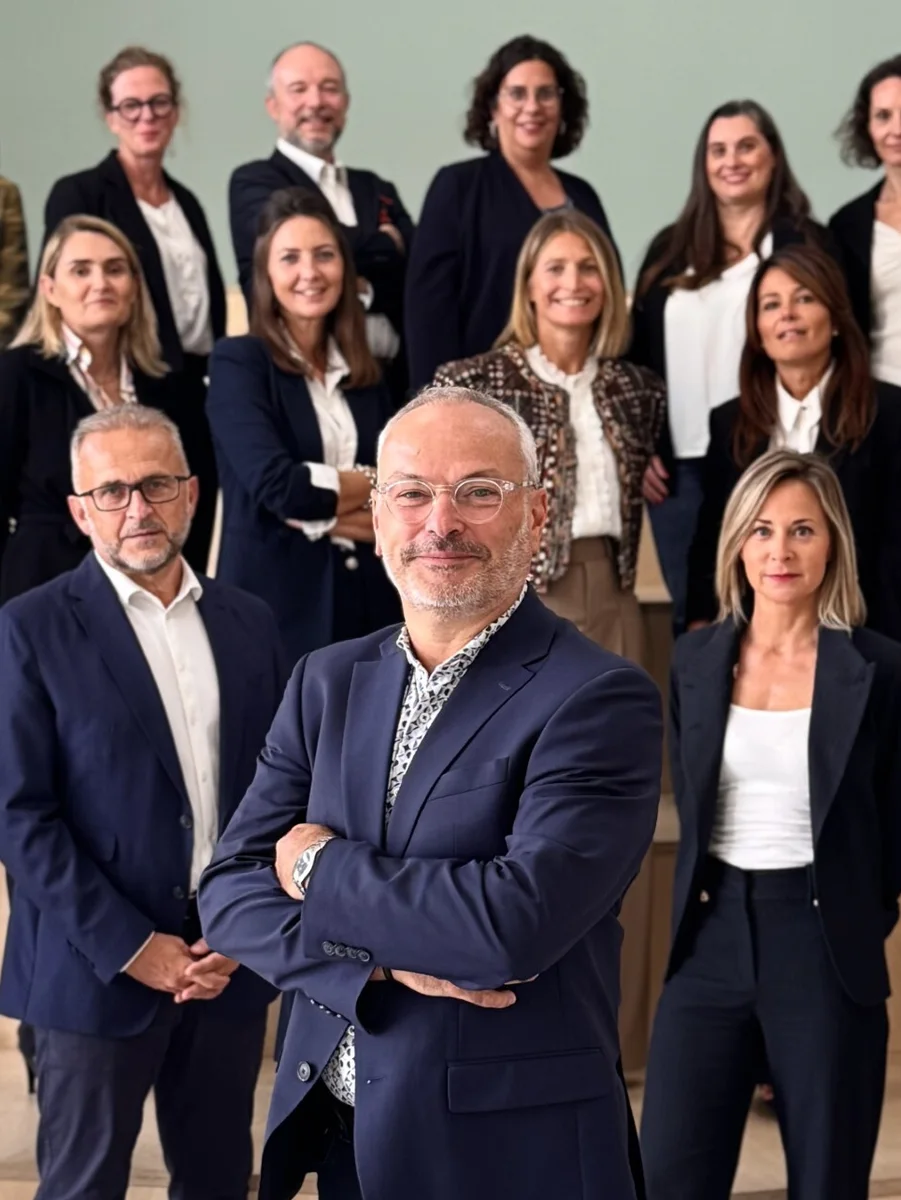 Olivier Froger, directeur du cabinet d'Angers, devant l'équipe Metronome Partners