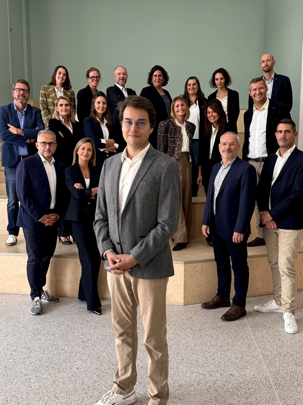 Rejoindre un réseau de cabinets RH : un directeur de cabinet au premier plan, l'équipe Metronome Partners derrière lui
